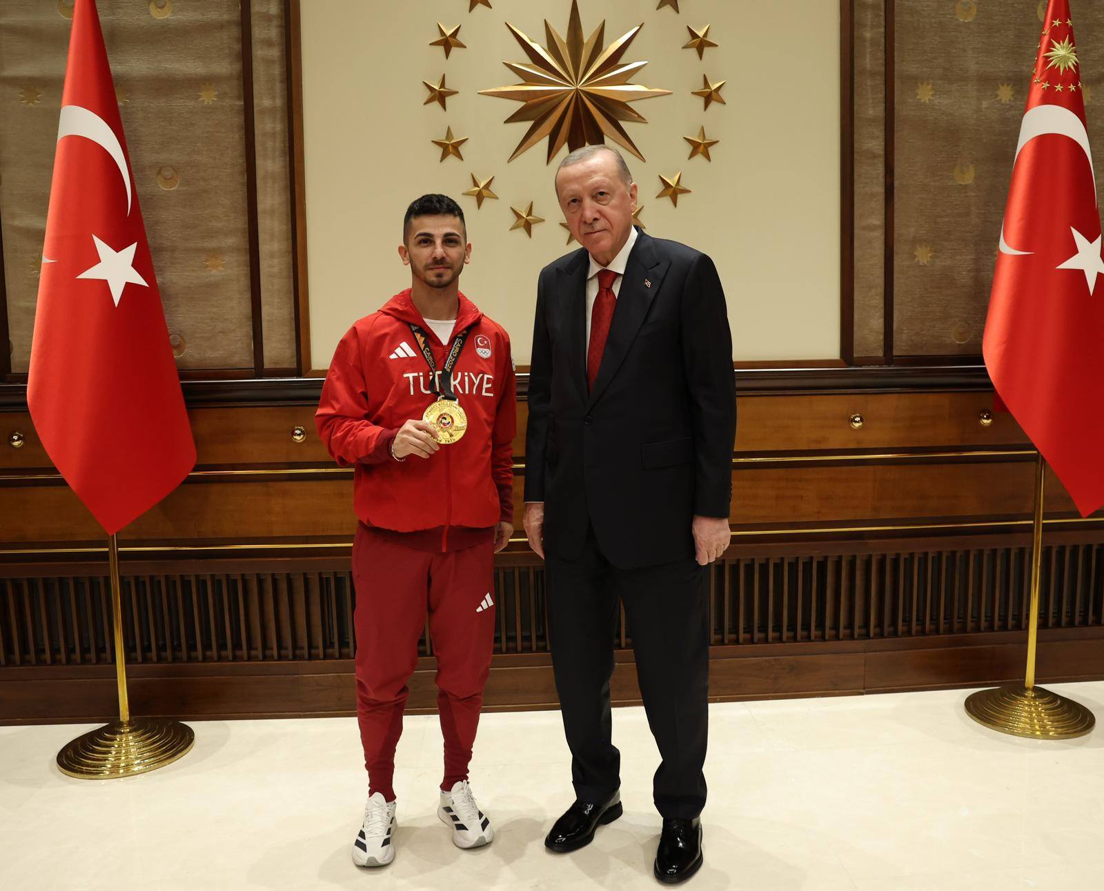 Dünya Şampiyonumuz Eray Şamdan Dünya 2. Hasan Arslan ve Dünya 3. Enes Özdemir Cumhurbaşkanımızın davetlileri olarak Cumhurbaşkanlığı sarayında Cumhurbaşkanıımız tarafından tebrik edildiler.